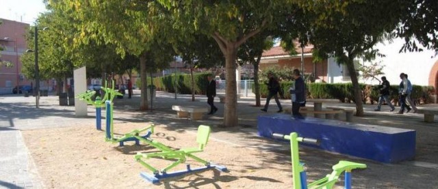 Servicios Públicos refuerza la limpieza del entorno educativo ante la 'vuelta al cole' en Vila-real