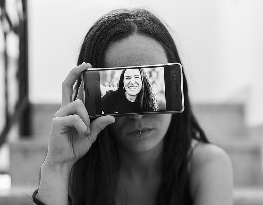 El alumnado de Espai d'art fotogràfic mira a Pessoa a través de sus cámaras