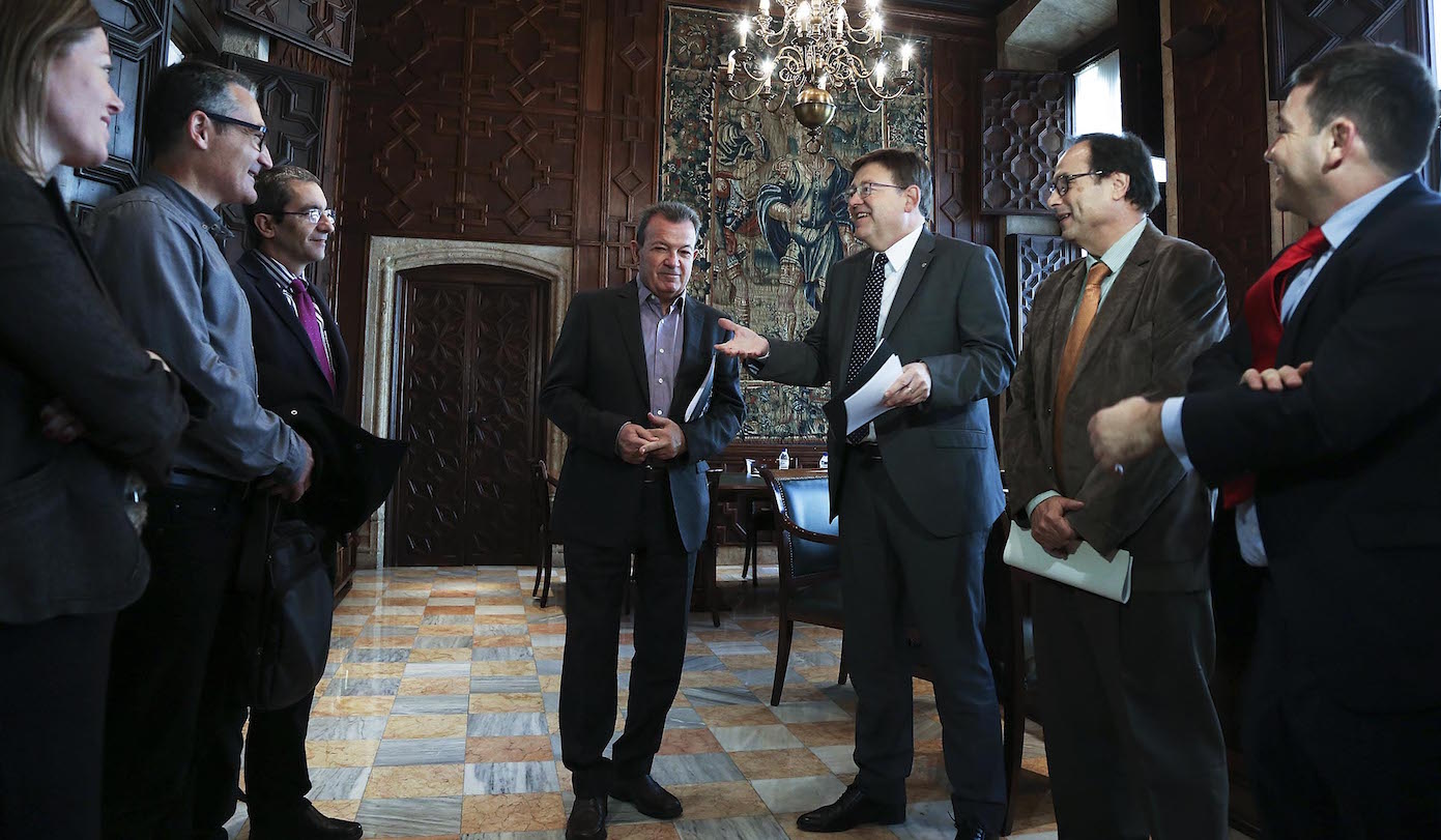Ximo Puig, en la reunión con el equipo de la Conselleria de Hacienda. GVA - 