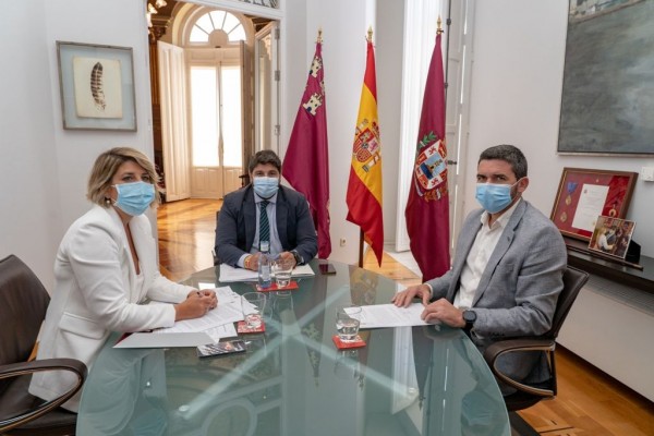 Miras ofrece un convenio al Ministerio que permita a la Comunidad retirar los fangos del Mar Menor