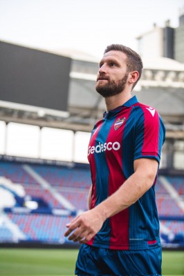 Mustafi conoce a Paco López y a sus nuevos compañeros en la ciudad deportiva
