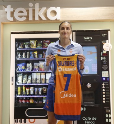 Ángela Salvadores, presentada en la sede de Teika