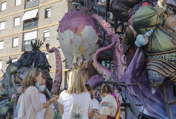Las fallas plantan cara a la lluvia y se reponen de los daños