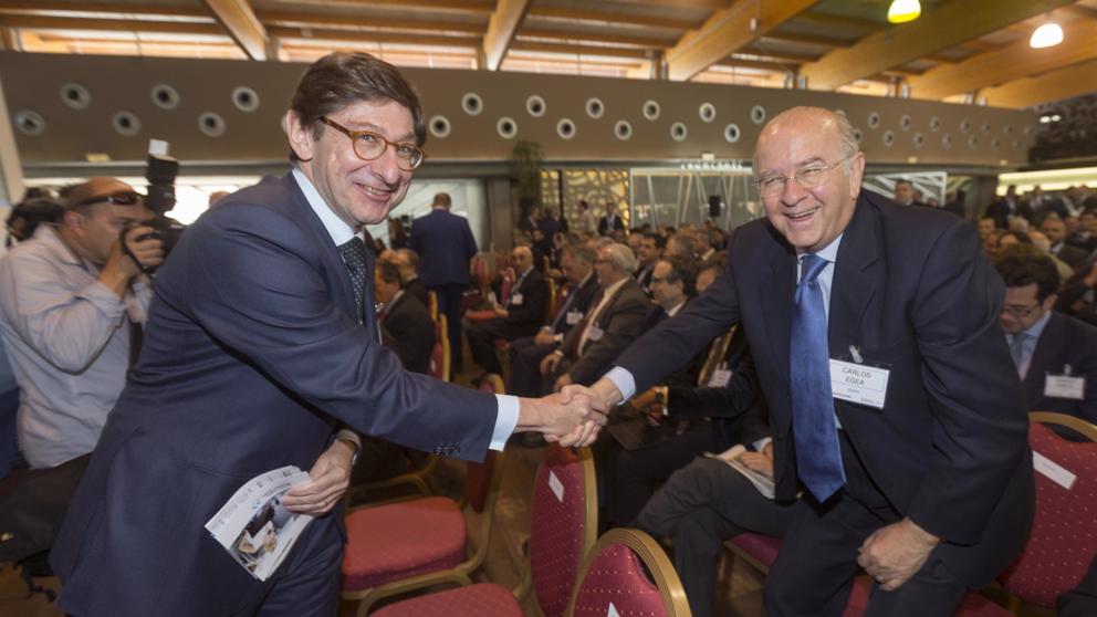 José I. Goirigolzarri (i.) y Carlos Egea. Foto: Marcial Guillén / EFE - 