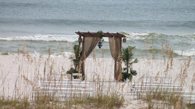 Novios y playa, la mezcla perfecta: Los Alcázares declara de interés turístico local las bodas en los arenales del municipio