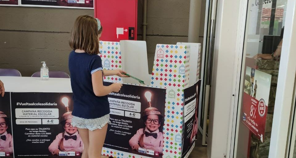 Carrefour y Cruz Roja recaudan material escolar para menores en vulnerabilidad de Castellón 