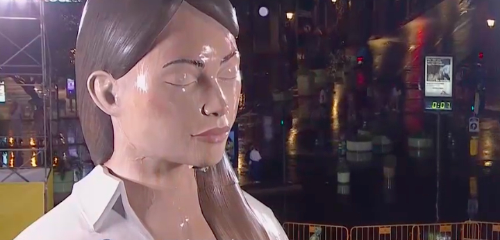 'La Meditadora' dañada por la lluvia, este miércoles por la noche. Foto: À PUNT - 