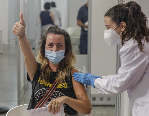 España alcanza el objetivo de tener al 70% de la población con la pauta completa de vacunación 