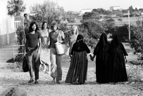 La llegada de los hippies, els peluts
