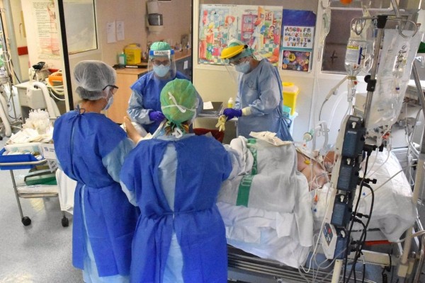 España registra 6.818 nuevos casos de coronavirus, 132 muertes y la incidencia baja a 221