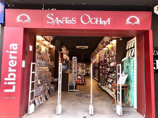 Continúan los movimientos en el centro de Benidorm: abre la librería Santos Ochoa, cierra Paco Martínez