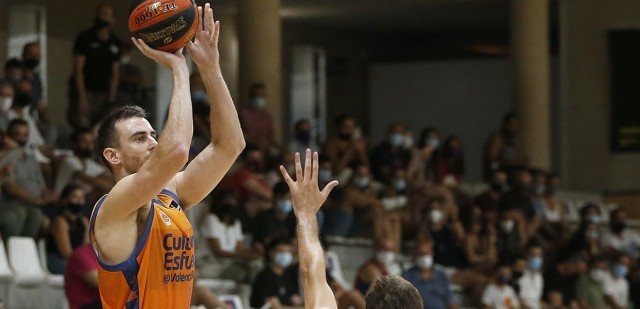 Van Rossom impulsa al Valencia Basket en el debut de Claver ante un buen Manresa