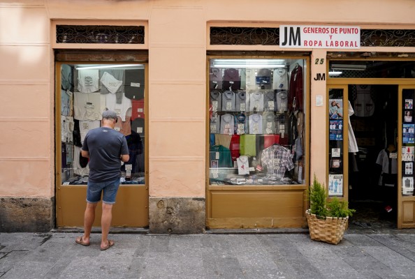 El comercio valenciano, contra las cuerdas por la subida de la luz 