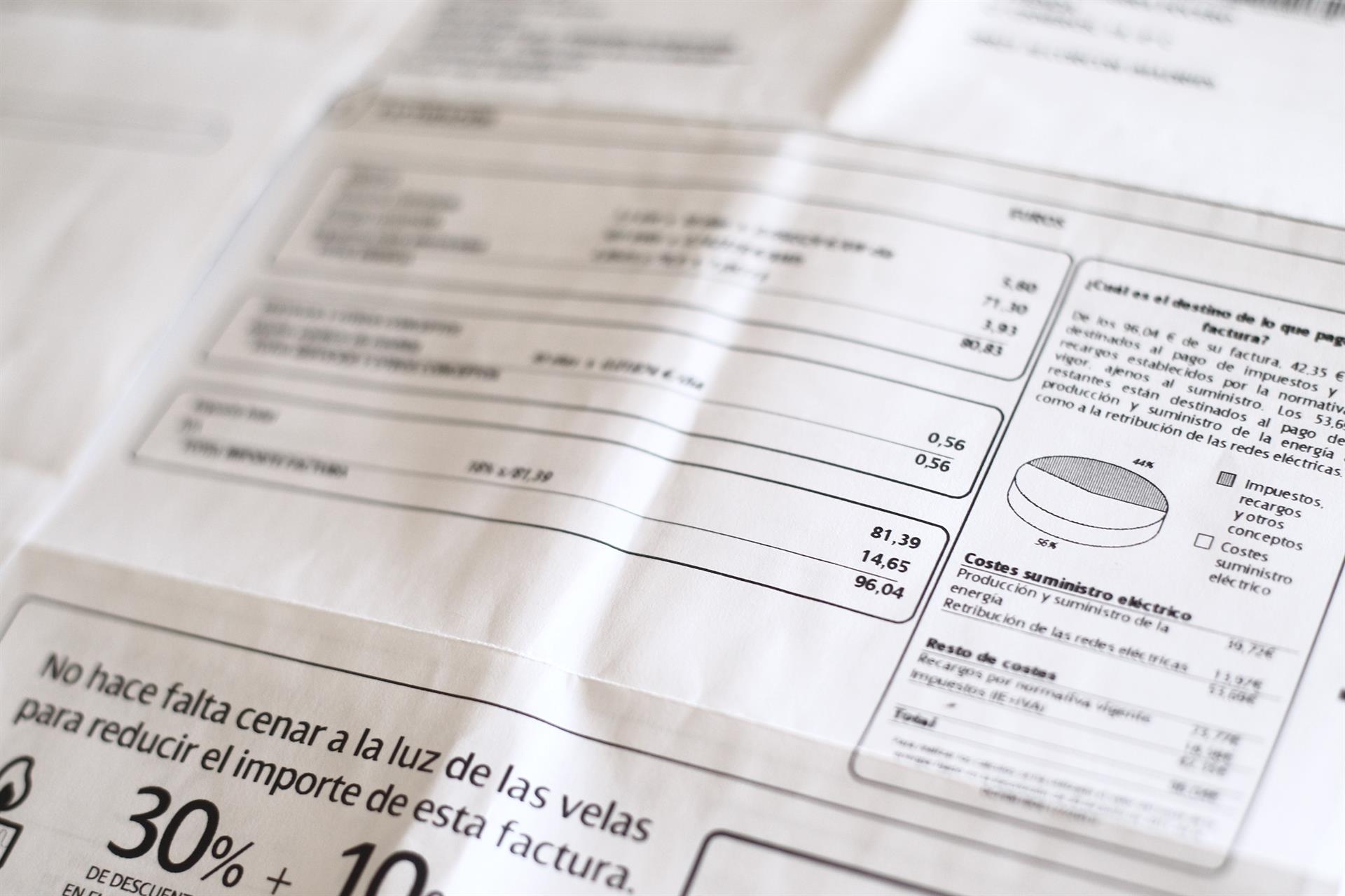 Las eléctricas tienen que incluir desde hoy en sus facturas un código QR para comparar precios