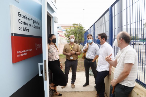 Castelló valora la instalación de la estación de control de la calidad del aire en el colegio La Marina