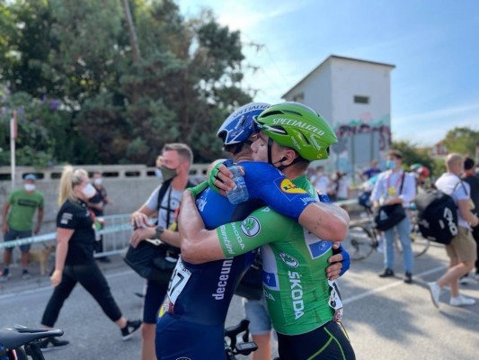  'Hulk' Jakobsen se regala un triplete en La Vuelta para su cumpleaños