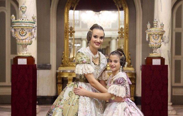 Las Falleras Mayores de València y sus cortes dan la bienvenida a la fiesta en un vídeo: 