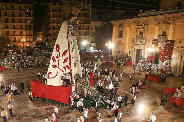 Los tradicionales claveles de la ofrenda dan paso a otras flores en este acto por el cambio de fechas