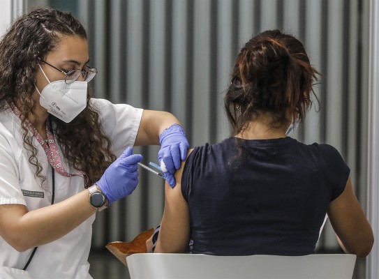 Bruselas afirma que un 70% de los adultos europeos ya está totalmente vacunado