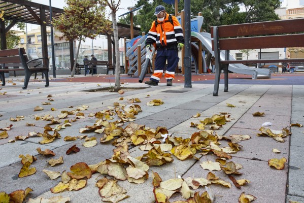 Alicante activa un refuerzo especial en la limpieza durante la Semana Santa tras las críticas de verano