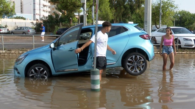 Una fuerte tormenta descarga en Valencia con granizo, rayos, cierre de playas e inundaciones