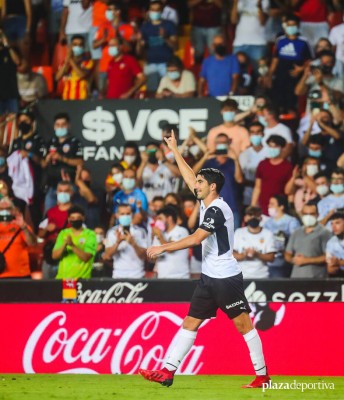 Soler cumple 150 partidos con el Valencia llamado a la selección
