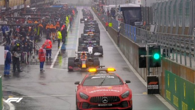 Verstappen se anota el esperpento de Spa