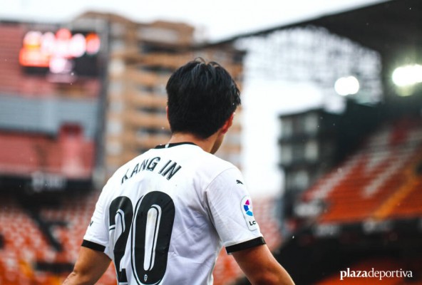 Kang In se marcha por la puerta de atrás
