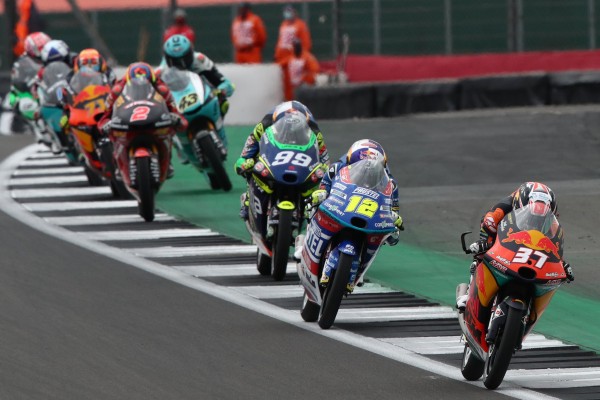 Acosta hasta en un mal día sale reforzado como líder del Mundial de Moto3