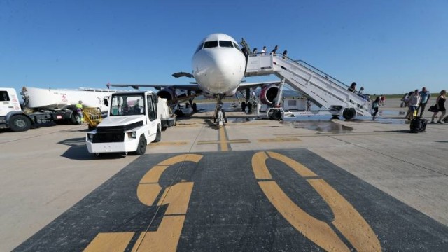 Un vuelo entre Bucarest y Castellón deja en tierra a 50 personas 