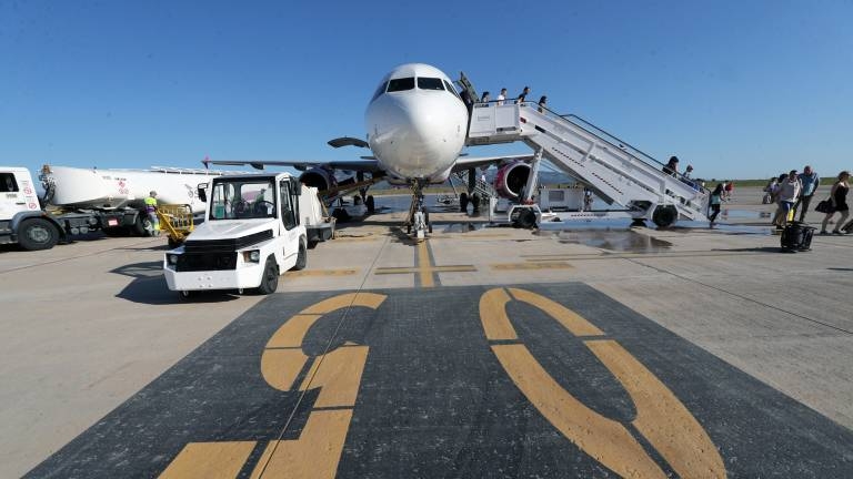 Un vuelo entre Bucarest y Castellón deja en tierra a 50 personas 