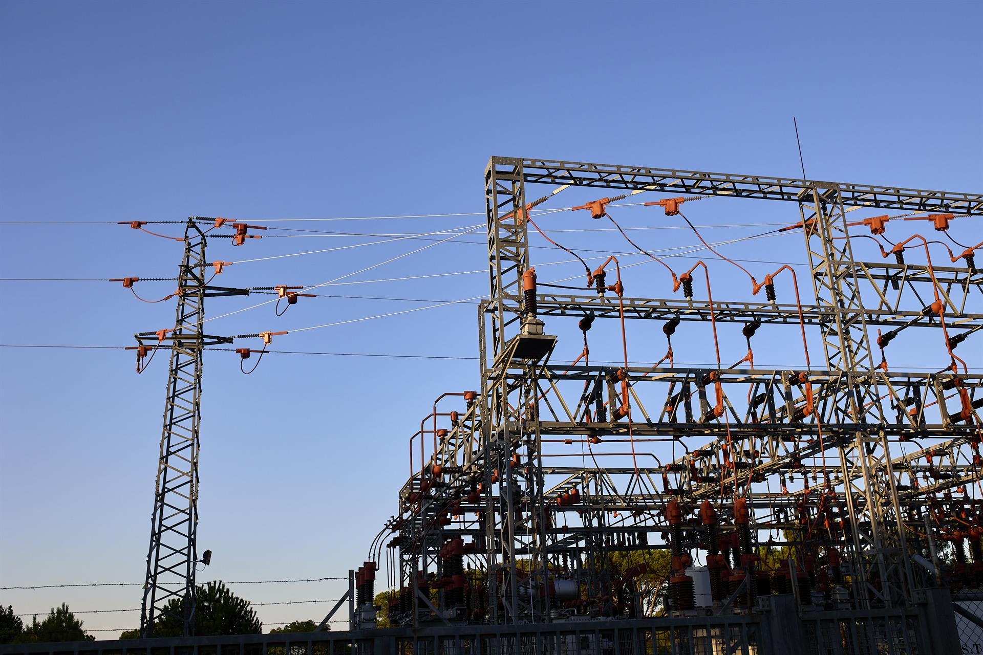 El precio de luz cae este domingo por tercer día, un 7,4%, pero se mantiene por encima de 100 euros/MWh