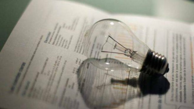 El precio de luz cae este sábado un 7,3%, pero se mantiene por encima de los 110 euros/MWh
