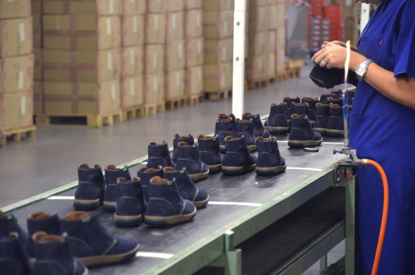 Los podólogos advierten de que heredar zapatos pueden causar malformaciones en los niños