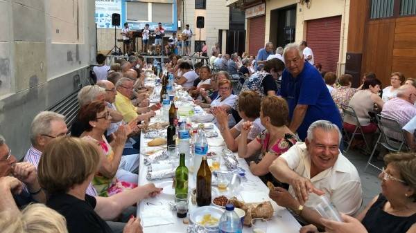 Las fiestas de la Misericordia en Burriana: sin peñas ni karaokes pero con cenas de grupo en la calle