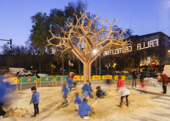 Qué hacen dos franceses como vosotros en una falla como ésta: así es el monumento medioambiental más reivindicativo

