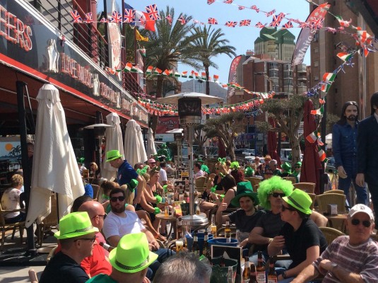 Benidorm, destino de británicos para celebrar el día de San Patricio... de Irlanda