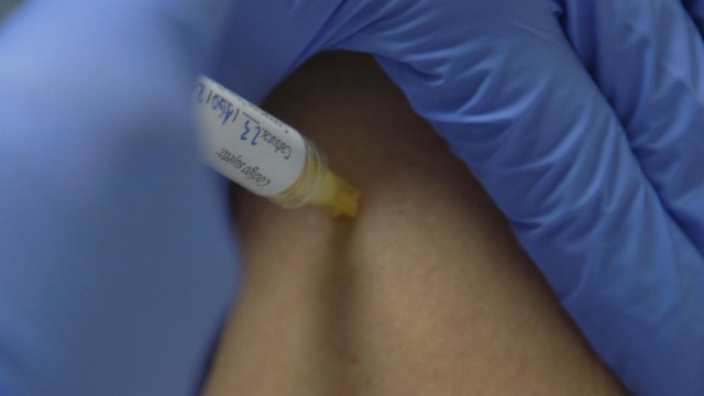 La farmacéutica Hipra inicia el ensayo de su vacuna con las primeras dosis en humanos