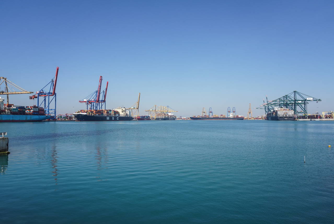 El Puerto de Valencia retira 480 kilos de residuos flotantes en el primer semestre