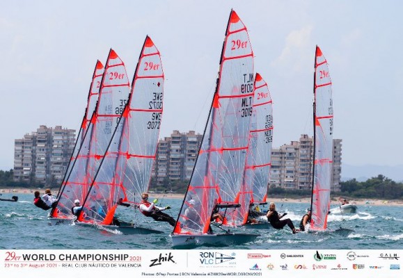 Máxima igualdad en el arranque del Mundial 29er en aguas de València