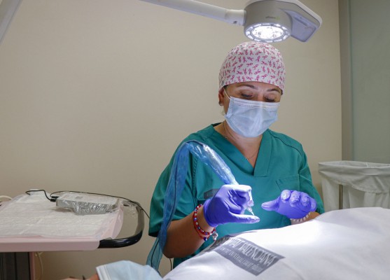El Hospital La Fe de València reconstruye la estructura areola-pezón de 40 pacientes con cáncer
