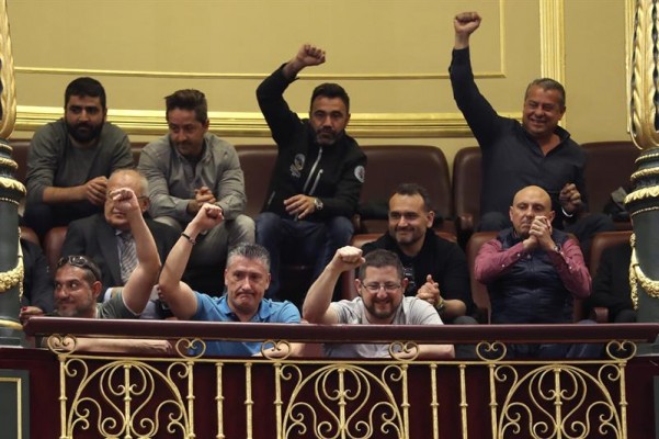 Los estibadores desconvocan la huelga tras la derogación del decreto del Gobierno