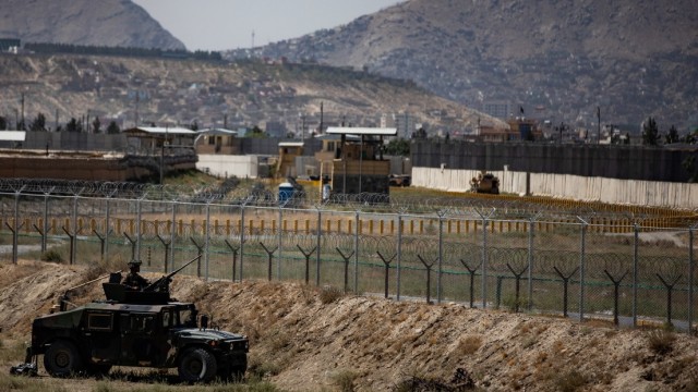  Más de una decena de muertos por un atentado junto al aeropuerto de Kabul