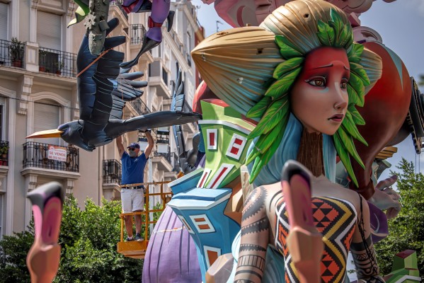 Las fallas de Especial ultiman las tareas de grúa y muestran las partes centrales y remates de sus monumentos