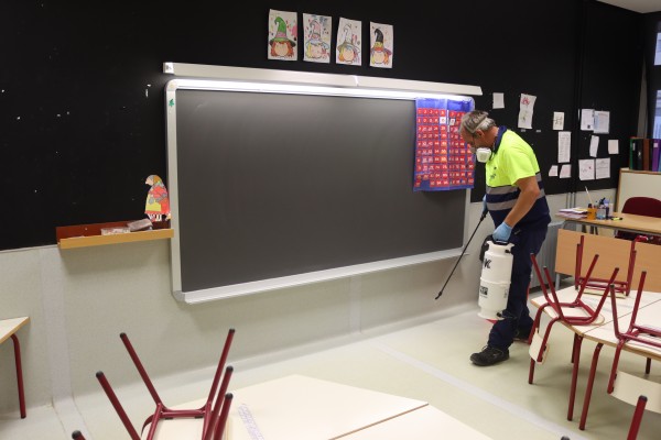 Onda fumiga en los centros educativos para evitar plagas y garantizar una vuelta segura a las aulas