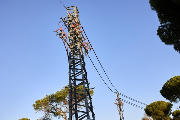 El precio de luz cae este viernes un 3% desde su récord histórico y se sitúa en los 118,9 euros/MWh