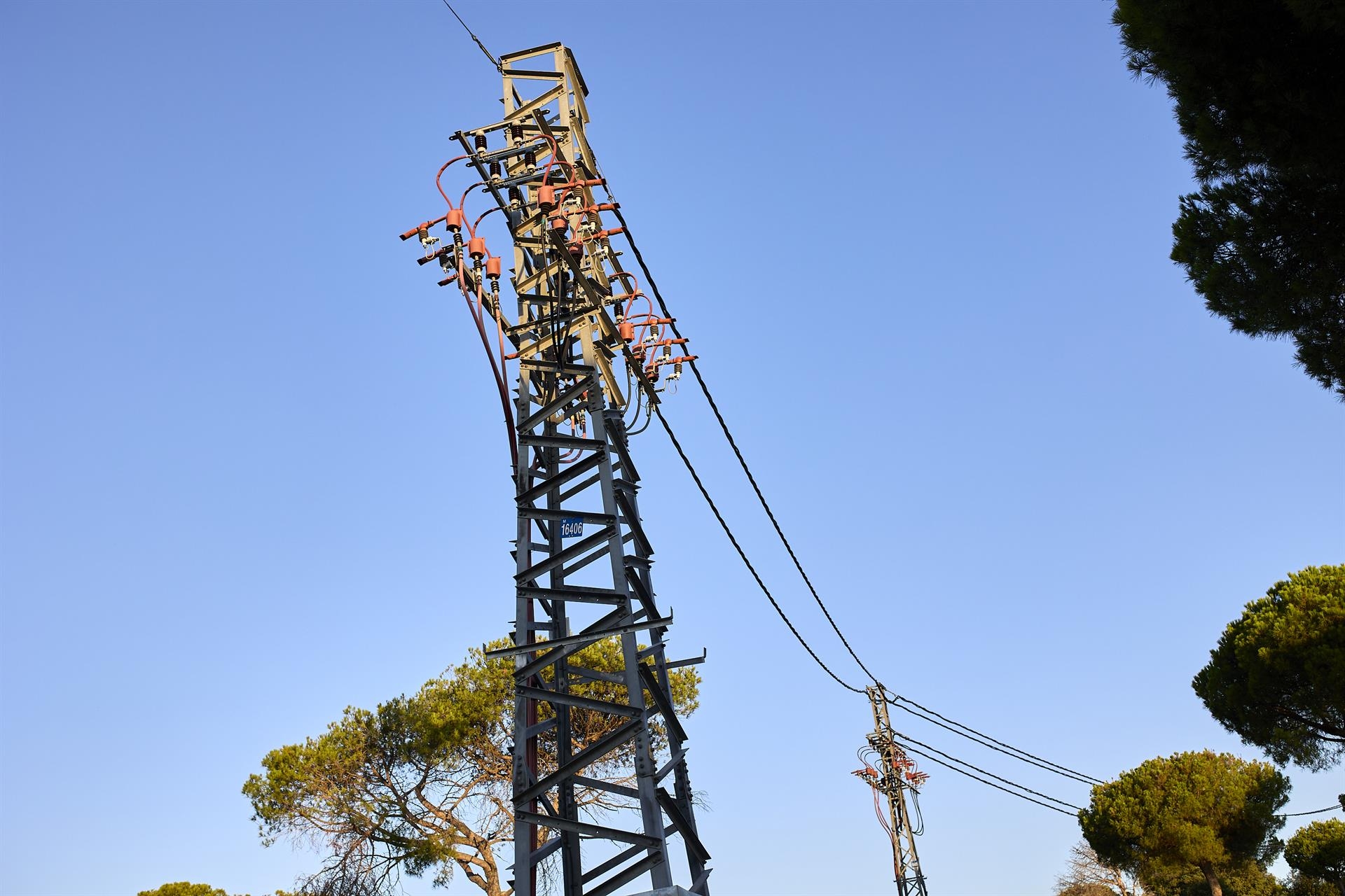 El precio de luz cae este viernes un 3% desde su récord histórico y se sitúa en los 118,9 euros/MWh