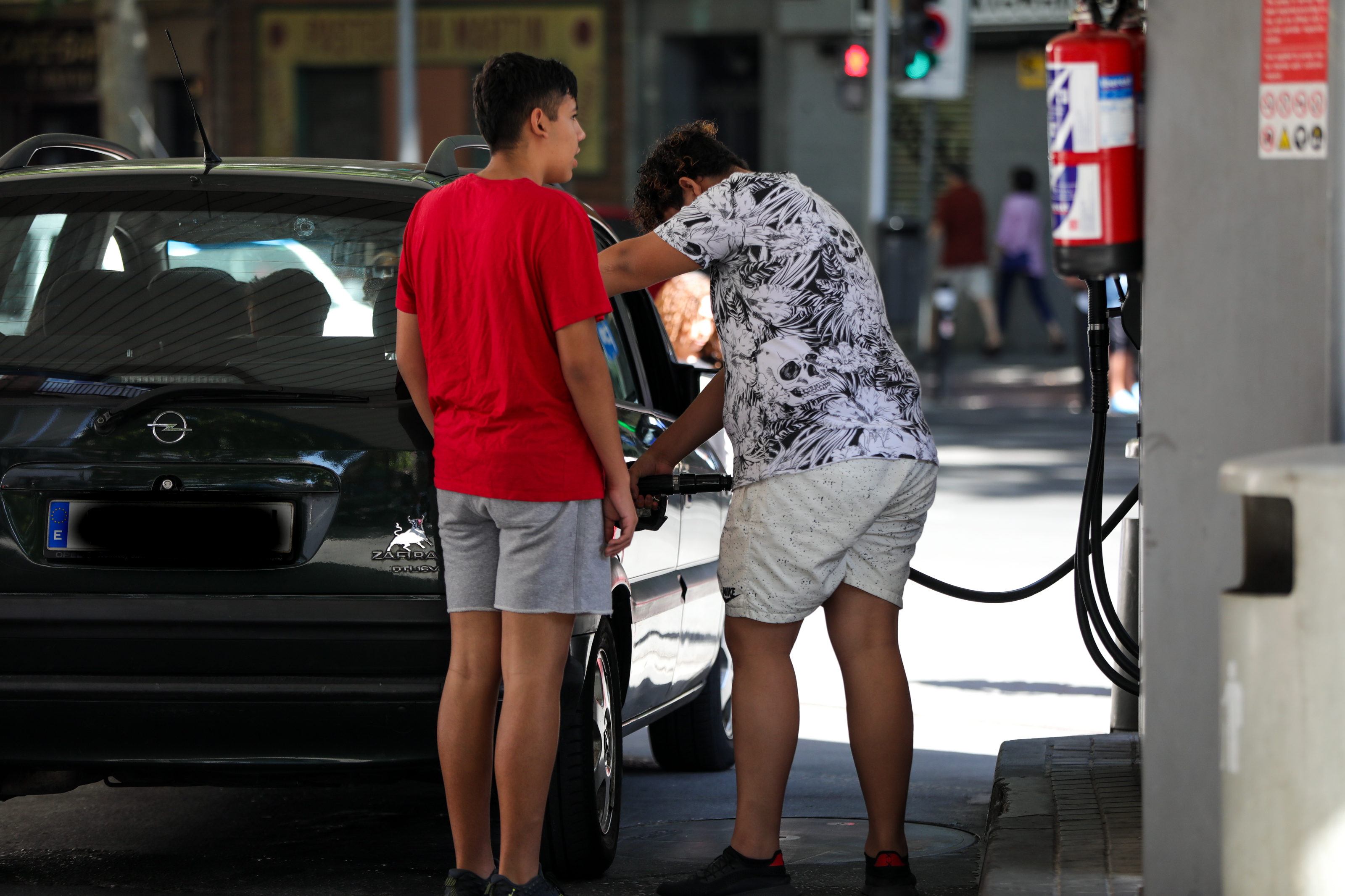 El precio de los carburantes cae por segunda semana, pero sigue siendo hasta un 21% más caro