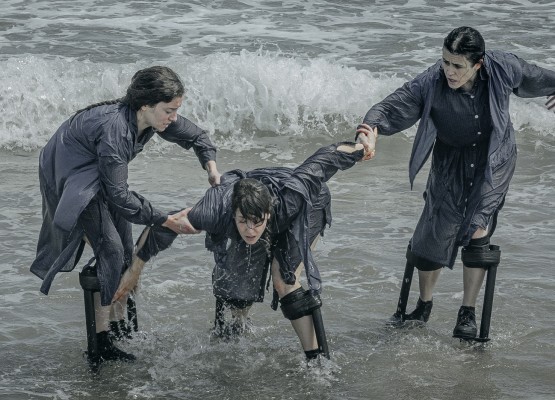 Danza sobre zancos en la plaza del Teatro Chapí de Villena: 'Migrare', de Maduixa Teatre