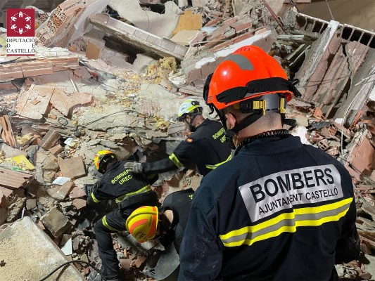 Los bomberos localizan el cuerpo sin vida de un menor entre los escombros en Peñíscola
